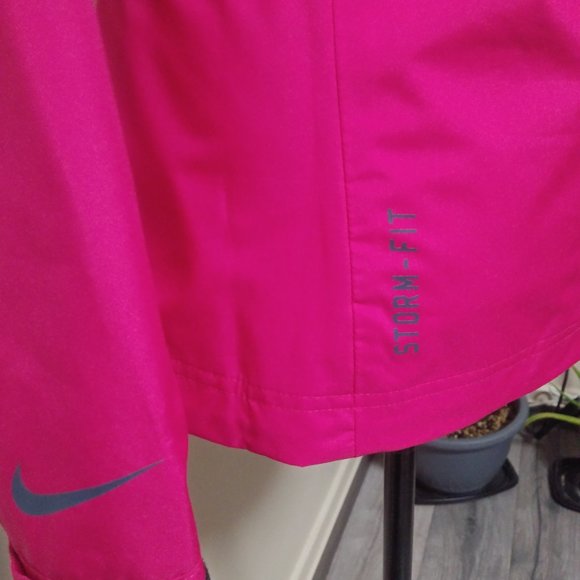 NIKE Storm-Fit Golf Jacket in Hot Pink XS - Picture 4 of 10